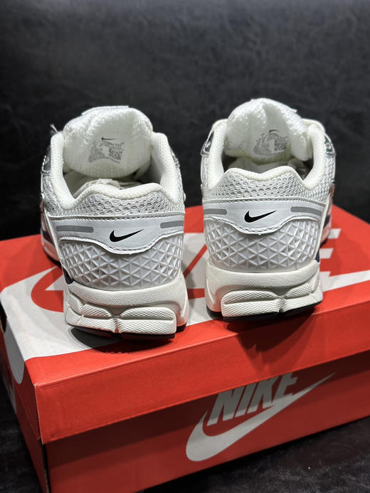 春季特惠💰320 高版本 Nk Zoom Vomero 5 "Earth Fossil" 佛莫罗5代系列经典复古休闲运动鞋 商品图2