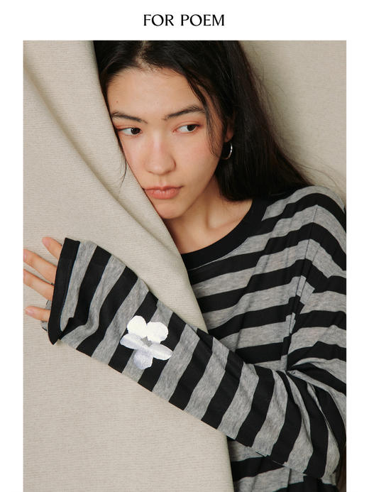 ForPoem 26/SS 原创设计灰黑条纹花朵烫金T恤 商品图4