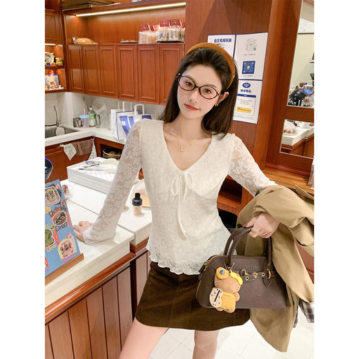 【110元任选2件】现货！ 韩系v领蕾丝t恤 商品图0