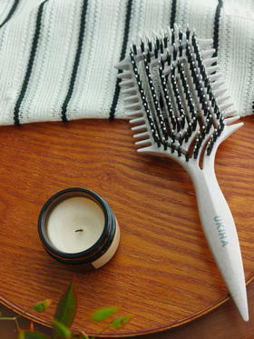 像我软榻细发质一定试试它，随便一梳就蓬松而且很顺滑，UKIHA蛋壳猪鬃造型梳高颅顶按摩梳蓬松抚平毛躁减少静电打结