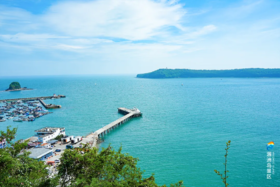 <广西涠洲岛3天动车深度游>出海观鲸、鳄鱼山火山公园、石螺口 海滩、盛塘天主教堂、梦幻五彩滩、滴水丹屏日落、浪漫蓝湾、贝壳沙 滩、海上蓝桥