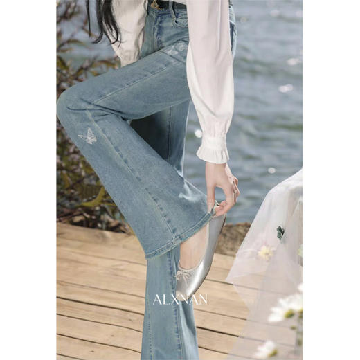 鹿向南「雾蓝蝶影」蓝色蝴蝶结刺绣微喇牛仔裤女春季显瘦直筒长裤 商品图0