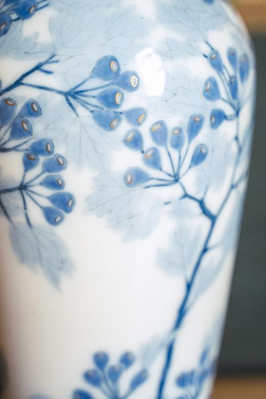 独角鹿西洋古董1903-1904年代新艺术时期法国御窑塞弗尔签名出品手绘自然花枝主题白地蓝釉瓷瓶 商品图8