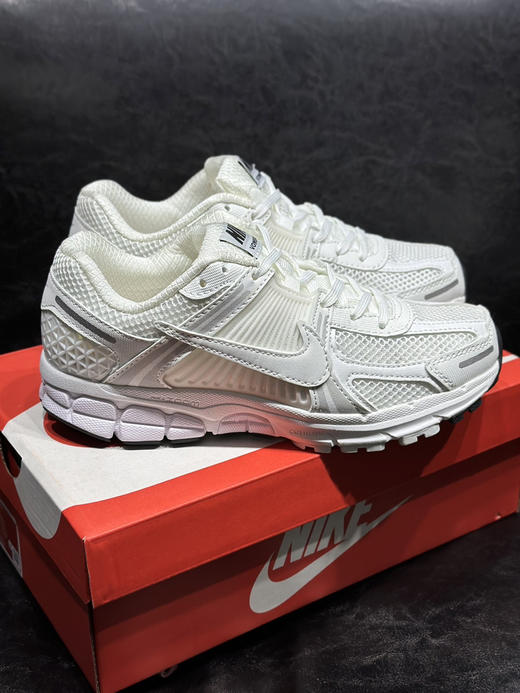 春季特惠💰320 高版本 Nk Zoom Vomero 5 "Earth Fossil" 佛莫罗5代系列经典复古休闲运动鞋 商品图1