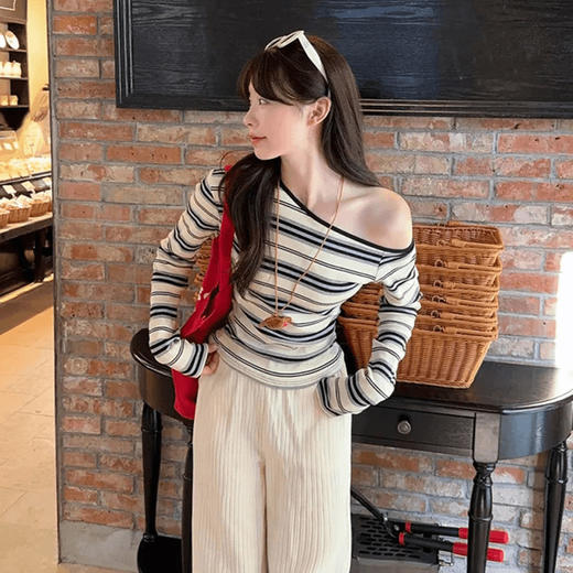 【韩系潮流设计】现货韩系撞色条纹长袖T恤女秋季新款气质百搭斜肩上衣打底衫。rg 商品图1