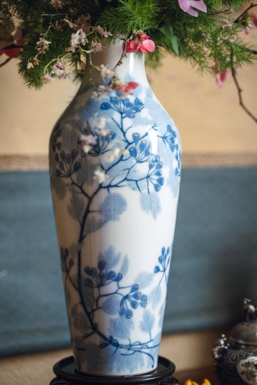 独角鹿西洋古董1903-1904年代新艺术时期法国御窑塞弗尔签名出品手绘自然花枝主题白地蓝釉瓷瓶 商品图3