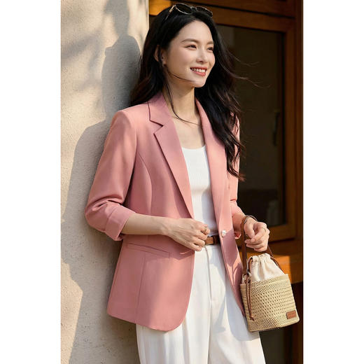 「桃夭轻氧西装」轻量通勤・无压高阶感 显瘦不挑身 米思阳2026春季新款时尚一粒扣通勤小西装精致七分袖短外套女4356 商品图3