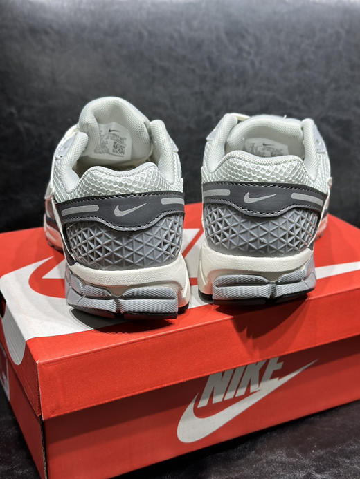 春季特惠💰320 高版本 Nk Zoom Vomero 5 "Earth Fossil" 佛莫罗5代系列经典复古休闲运动鞋 商品图2