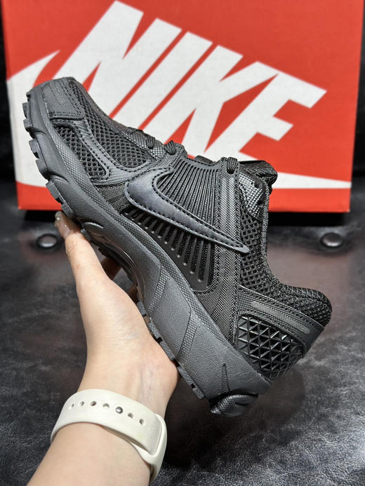 春季特惠💰320 高版本 Nk Zoom Vomero 5 "Earth Fossil" 佛莫罗5代系列经典复古休闲运动鞋 商品图4