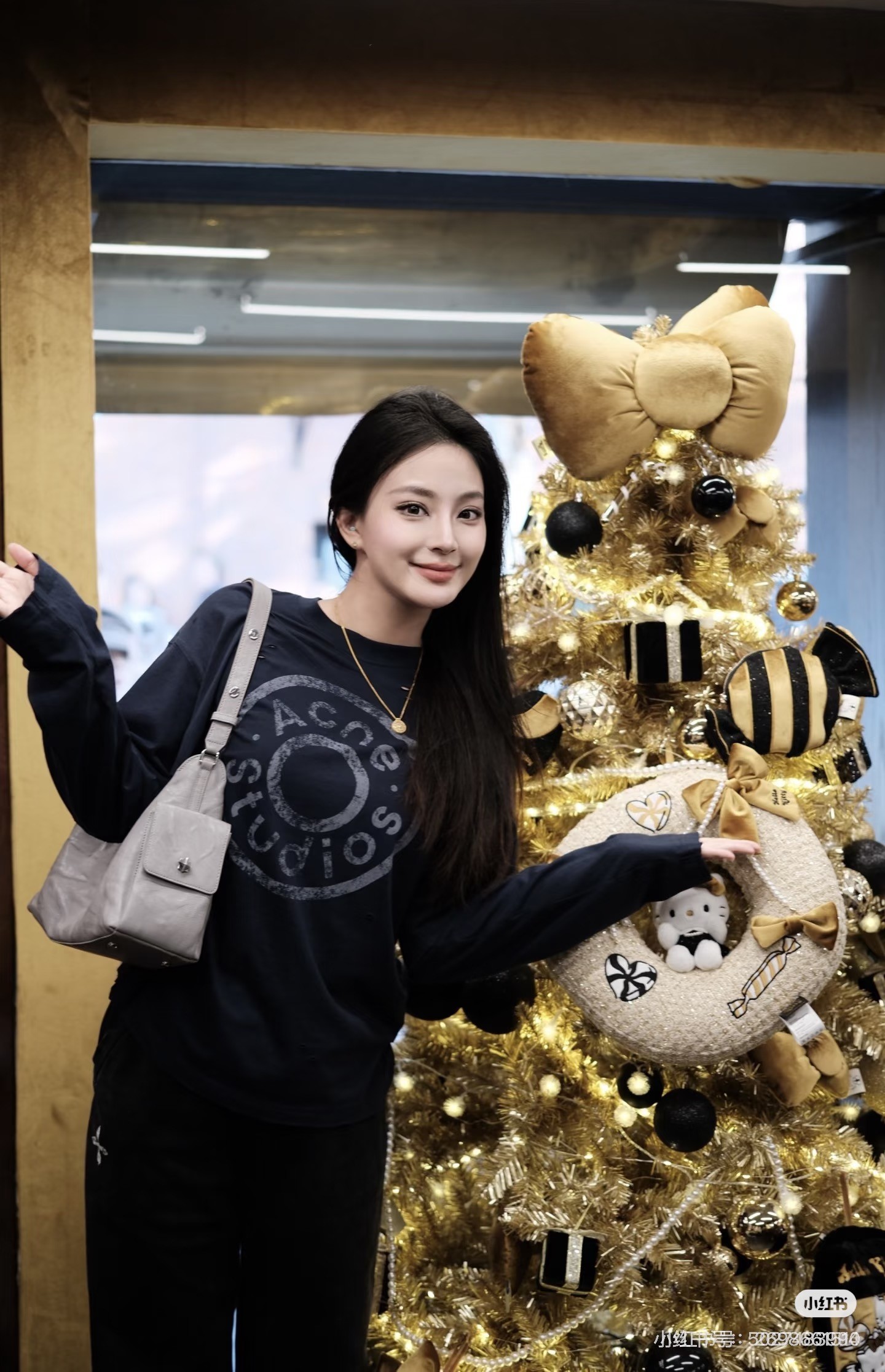 一店d  𝐀𝐜𝐧𝐞新大爆款🔥𝟐𝟔早春系列破洞假两件长袖T恤➕短袖
太有街头流浪感了，宽松落肩的os剪裁超级松弛