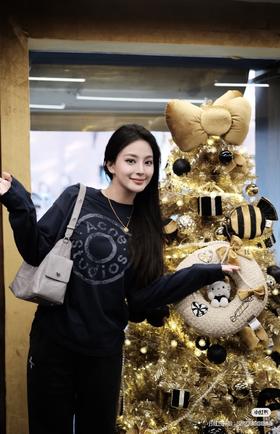 一店d  𝐀𝐜𝐧𝐞新大爆款🔥𝟐𝟔早春系列破洞假两件长袖T恤➕短袖
太有街头流浪感了，宽松落肩的os剪裁超级松弛