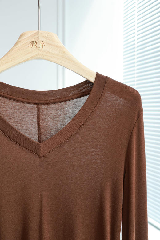 疾风日记|绵柔羊毛V领奶皮T恤 商品图1