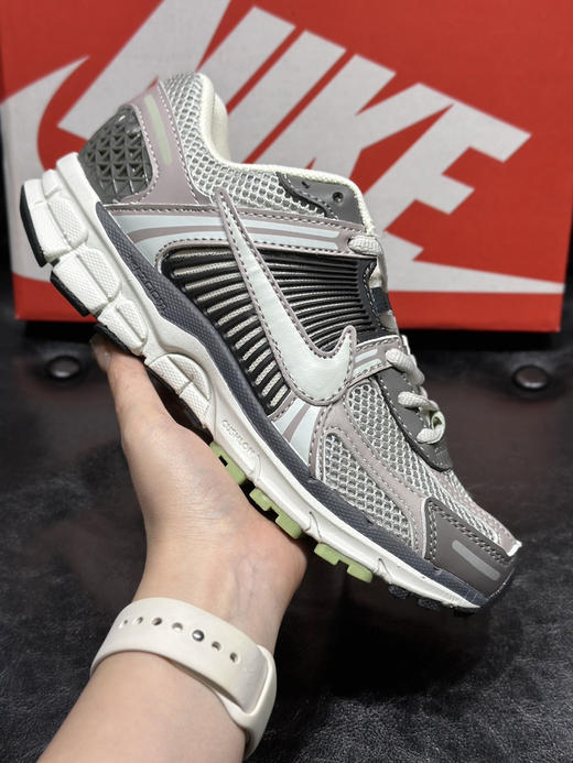 春季特惠💰320 高版本 Nk Zoom Vomero 5 "Earth Fossil" 佛莫罗5代系列经典复古休闲运动鞋 商品图3