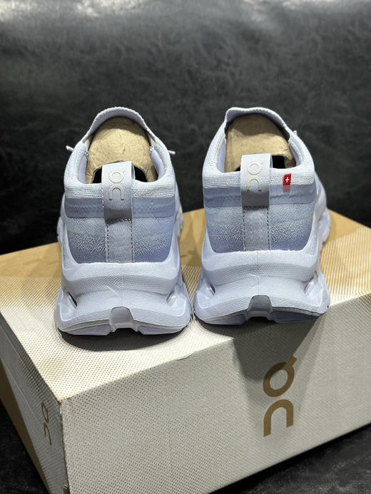 春季特惠💰320 Zendaya x Law Roach x On 昂跑 Cloudtilt Moon 以前卫艺术视角重塑经典鞋型 商品图2