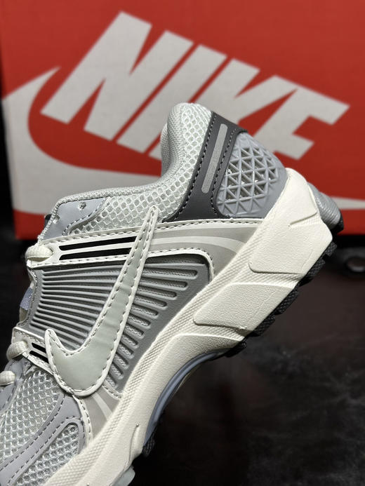 春季特惠💰320 高版本 Nk Zoom Vomero 5 "Earth Fossil" 佛莫罗5代系列经典复古休闲运动鞋 商品图8