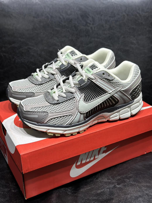 春季特惠💰320 高版本 Nk Zoom Vomero 5 "Earth Fossil" 佛莫罗5代系列经典复古休闲运动鞋 商品图0