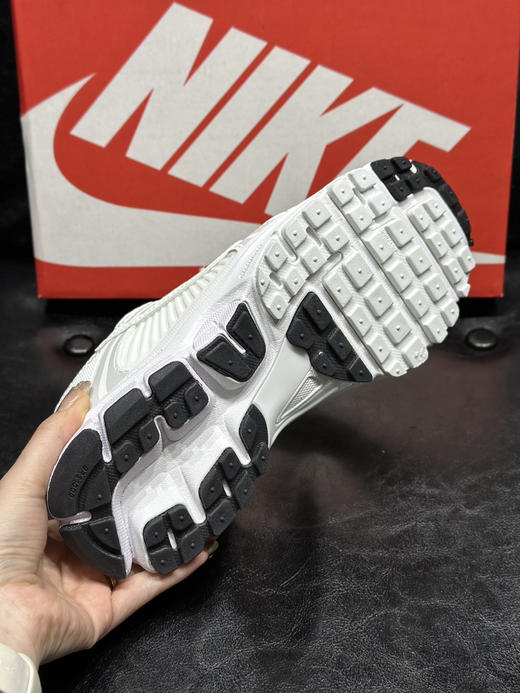 春季特惠💰320 高版本 Nk Zoom Vomero 5 "Earth Fossil" 佛莫罗5代系列经典复古休闲运动鞋 商品图5