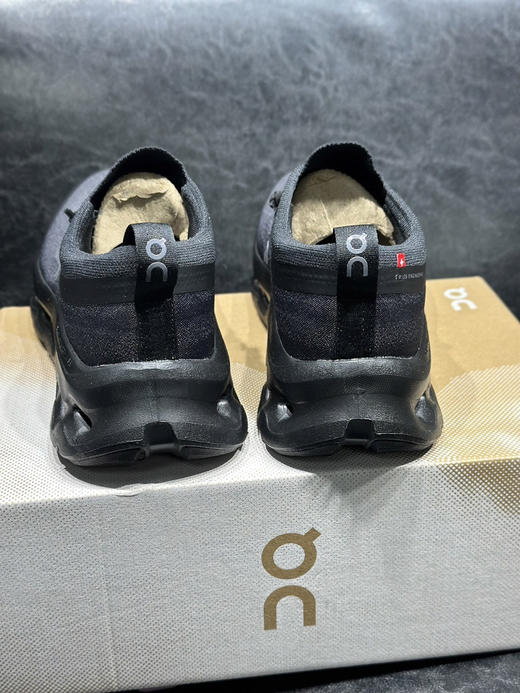 春季特惠💰320 Zendaya x Law Roach x On 昂跑 Cloudtilt Moon 以前卫艺术视角重塑经典鞋型 商品图2