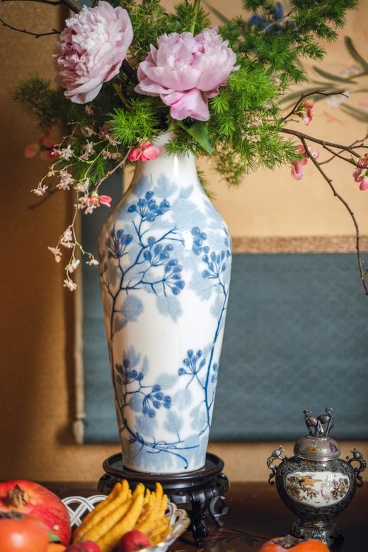 独角鹿西洋古董1903-1904年代新艺术时期法国御窑塞弗尔签名出品手绘自然花枝主题白地蓝釉瓷瓶 商品图2