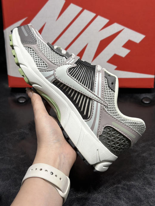 春季特惠💰320 高版本 Nk Zoom Vomero 5 "Earth Fossil" 佛莫罗5代系列经典复古休闲运动鞋 商品图4