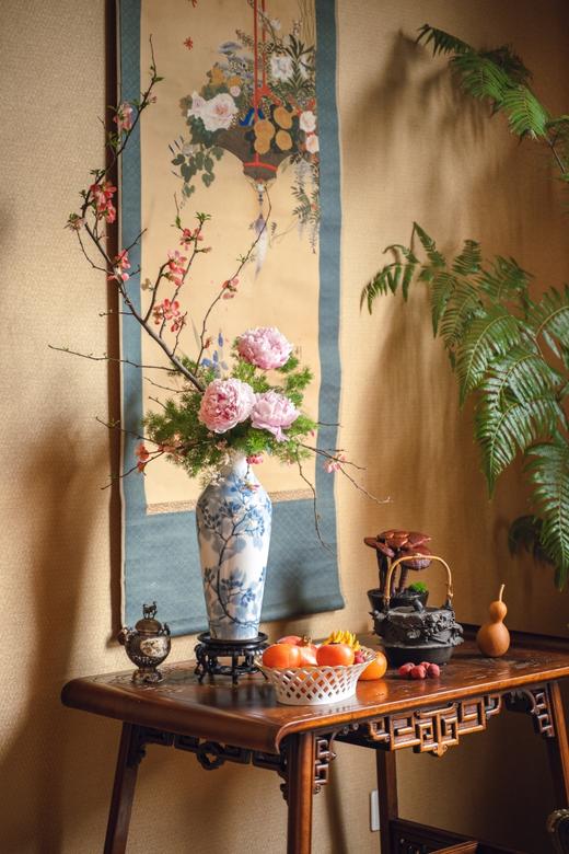 独角鹿西洋古董1903-1904年代新艺术时期法国御窑塞弗尔签名出品手绘自然花枝主题白地蓝釉瓷瓶 商品图1