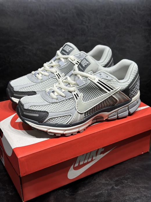 春季特惠💰320 高版本 Nk Zoom Vomero 5 "Earth Fossil" 佛莫罗5代系列经典复古休闲运动鞋 商品图0