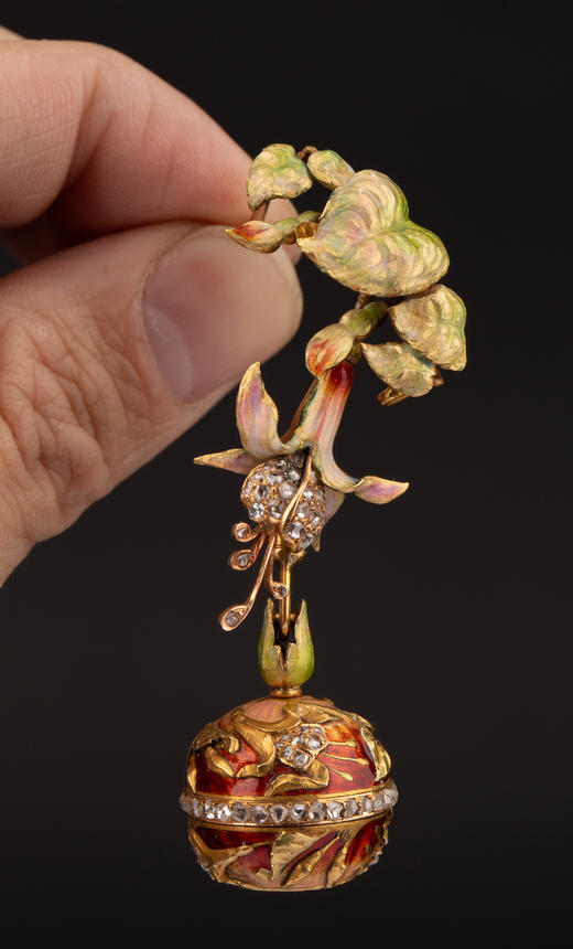 独角鹿西洋古董19世纪晚期瑞士出品黄金镶嵌钻石苹果主题珐琅表盘怀表及胸针 商品图2