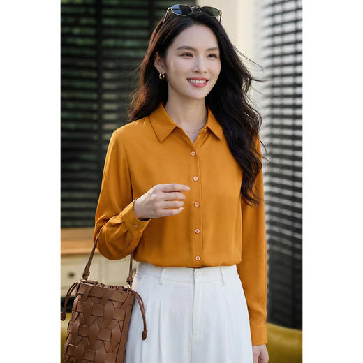 「琥珀光感桑蚕丝衬衫」暖润缎感 优质桑蚕  
 亲肤养肤 米思阳2026春季新款舒适真丝衬衫 简约通勤风职业翻领单排扣衬衫长袖上衣1419 商品图3