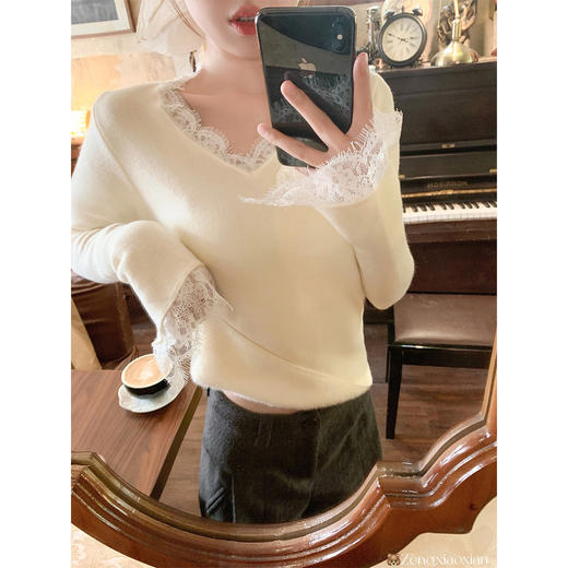 【129元任选2件】现货！ 法式v领杏色加绒针织衫 商品图3