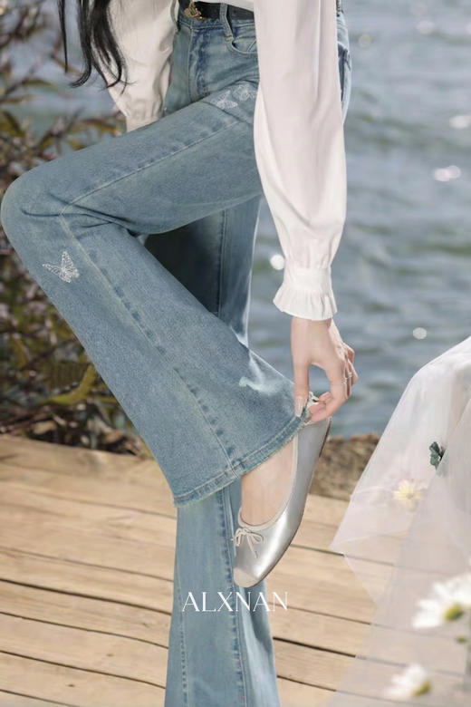 鹿向南「雾蓝蝶影」蓝色蝴蝶结刺绣微喇牛仔裤女春季显瘦直筒长裤 商品图5