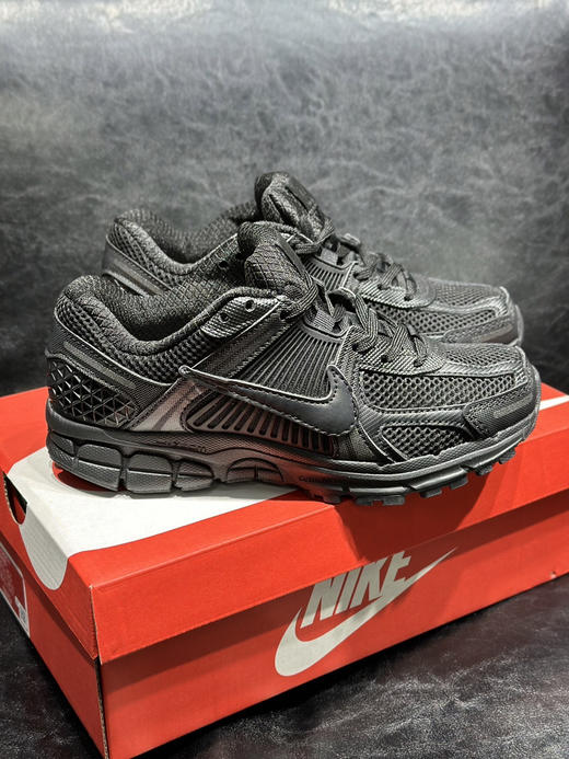 春季特惠💰320 高版本 Nk Zoom Vomero 5 "Earth Fossil" 佛莫罗5代系列经典复古休闲运动鞋 商品图1