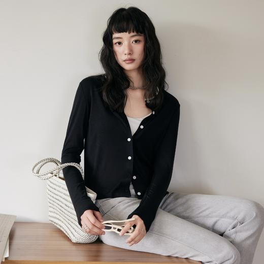 KEMU壳木天丝羊毛醋酸款开衫 天丝醋酸羊毛混纺细软爽滑 穿法随意切换 春夏防晒/秋冬打底叠穿 遮肉显瘦百搭不挑人 商品图2