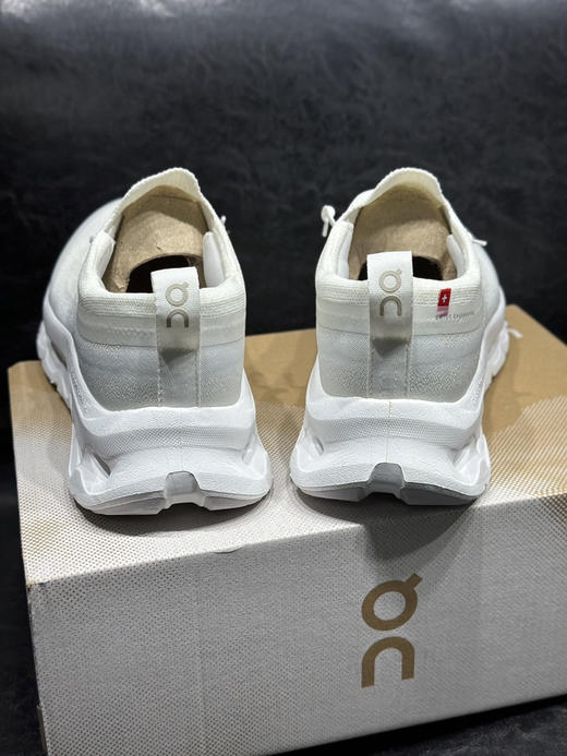 春季特惠💰320 Zendaya x Law Roach x On 昂跑 Cloudtilt Moon 以前卫艺术视角重塑经典鞋型 商品图2