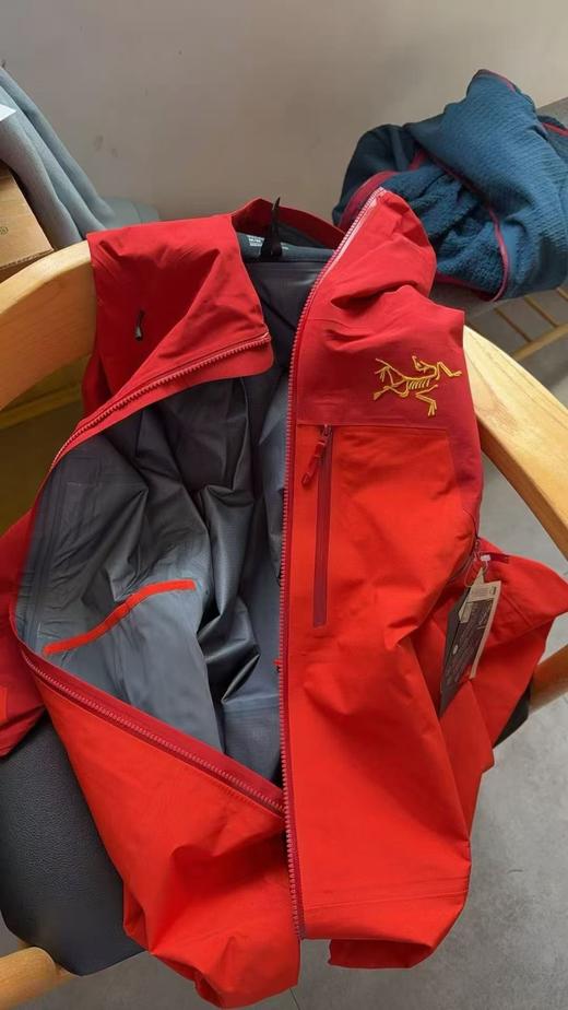 点此购买 始祖鸟男女款马年新春限定骏马刺绣图案GTX硬壳连帽防风防水滑雪衣冲锋衣 ggd 340777 商品图10