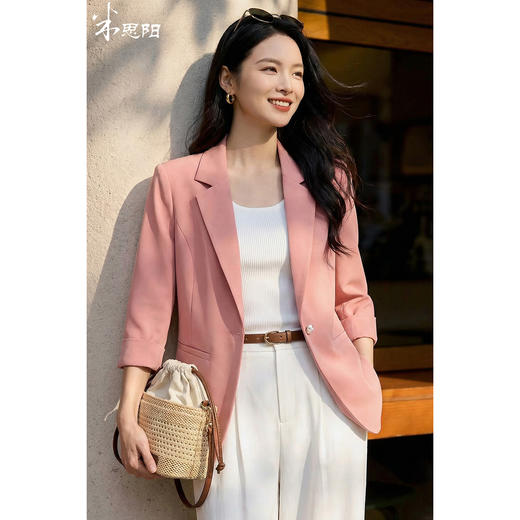 「桃夭轻氧西装」轻量通勤・无压高阶感 显瘦不挑身 米思阳2026春季新款时尚一粒扣通勤小西装精致七分袖短外套女4356 商品图0