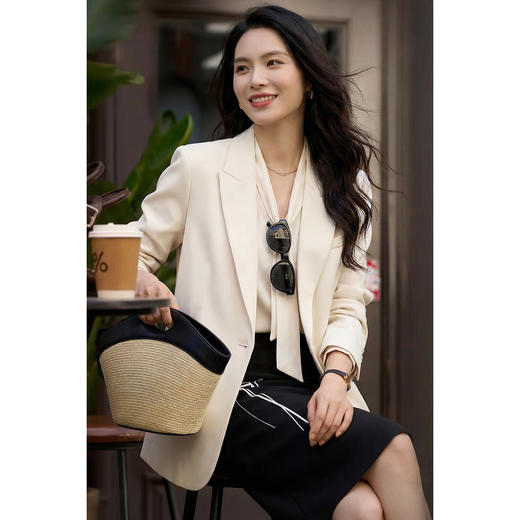 「珍珠扣醋酸通勤西装」温柔高级 微宽松H型轮廓 利落不挑身 优雅减龄 米思阳2026春季时尚气质职业修身显瘦立体剪裁精致西服外套2486 商品图2