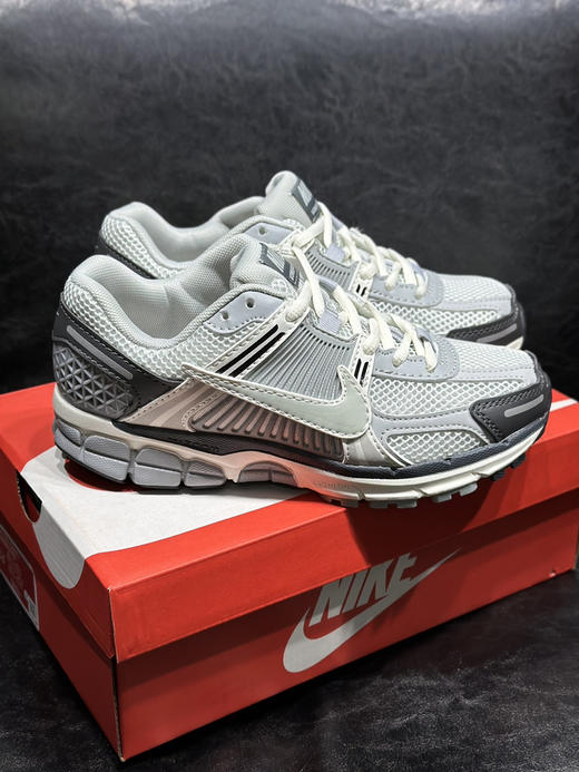 春季特惠💰320 高版本 Nk Zoom Vomero 5 "Earth Fossil" 佛莫罗5代系列经典复古休闲运动鞋 商品图1