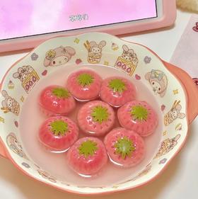 【斌哥优选】草莓汤圆。颜值口感双在线。天然果蔬汁调色，草莓果肉≥50%，清爽不。元宵节上桌，最吸睛的一碗。