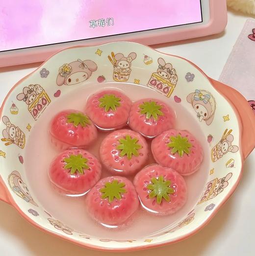 【斌哥优选】草莓汤圆。颜值口感双在线。天然果蔬汁调色，草莓果肉≥50%，清爽不。元宵节上桌，最吸睛的一碗。 商品图0