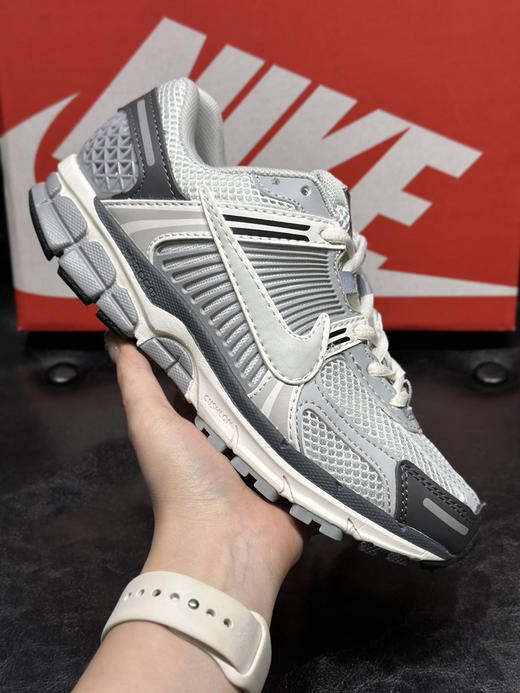 春季特惠💰320 高版本 Nk Zoom Vomero 5 "Earth Fossil" 佛莫罗5代系列经典复古休闲运动鞋 商品图3