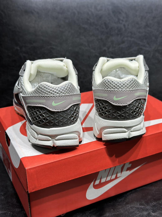 春季特惠💰320 高版本 Nk Zoom Vomero 5 "Earth Fossil" 佛莫罗5代系列经典复古休闲运动鞋 商品图2