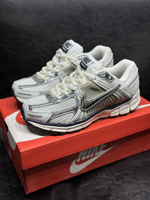 春季特惠💰320 高版本 Nk Zoom Vomero 5 "Earth Fossil" 佛莫罗5代系列经典复古休闲运动鞋 商品图0