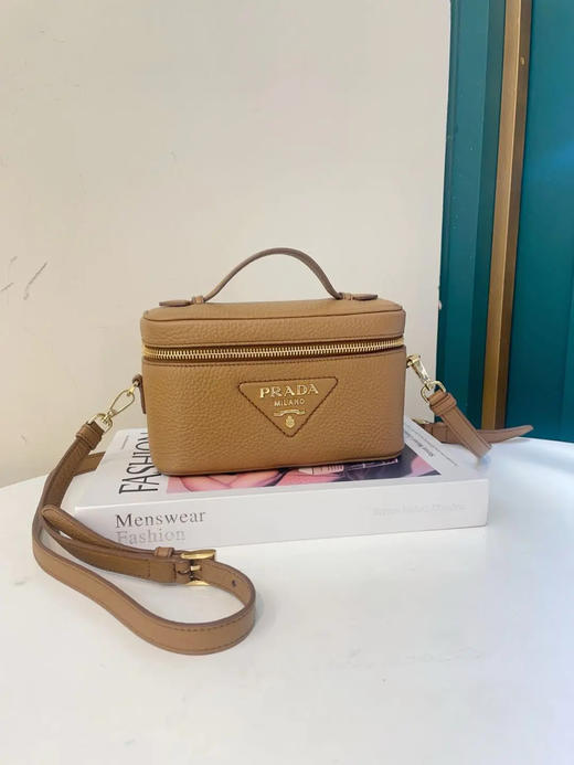 Prada mini 焦糖色 牛皮 化妆包 商品图0
