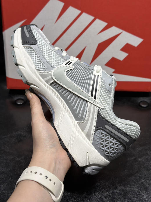 春季特惠💰320 高版本 Nk Zoom Vomero 5 "Earth Fossil" 佛莫罗5代系列经典复古休闲运动鞋 商品图4