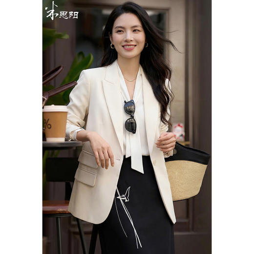 「珍珠扣醋酸通勤西装」温柔高级 微宽松H型轮廓 利落不挑身 优雅减龄 米思阳2026春季时尚气质职业修身显瘦立体剪裁精致西服外套2486 商品图0