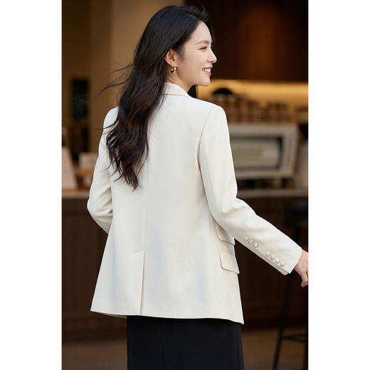 「珍珠扣醋酸通勤西装」温柔高级 微宽松H型轮廓 利落不挑身 优雅减龄 米思阳2026春季时尚气质职业修身显瘦立体剪裁精致西服外套2486 商品图3