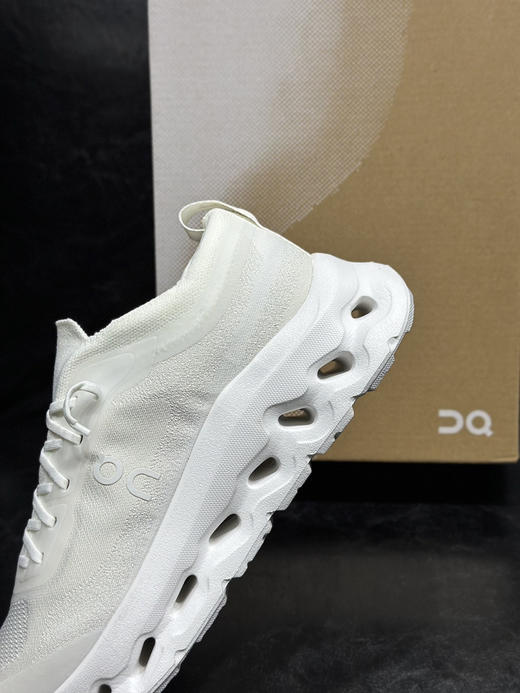 春季特惠💰320 Zendaya x Law Roach x On 昂跑 Cloudtilt Moon 以前卫艺术视角重塑经典鞋型 商品图7