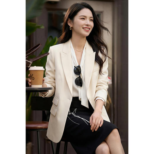 「珍珠扣醋酸通勤西装」温柔高级 微宽松H型轮廓 利落不挑身 优雅减龄 米思阳2026春季时尚气质职业修身显瘦立体剪裁精致西服外套2486 商品图4