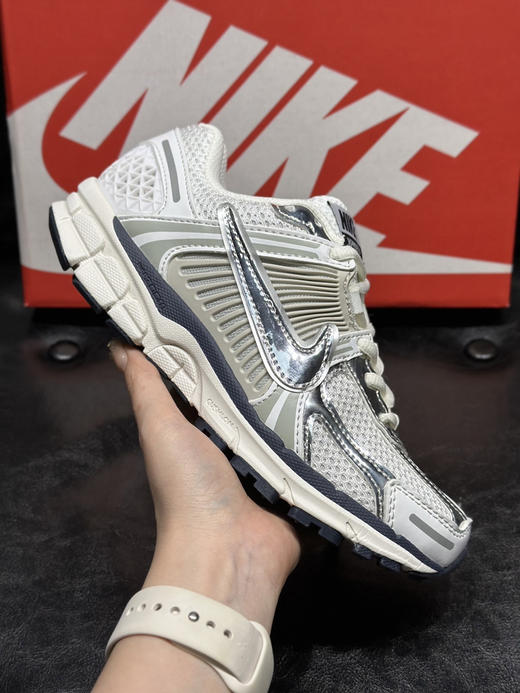 春季特惠💰320 高版本 Nk Zoom Vomero 5 "Earth Fossil" 佛莫罗5代系列经典复古休闲运动鞋 商品图3