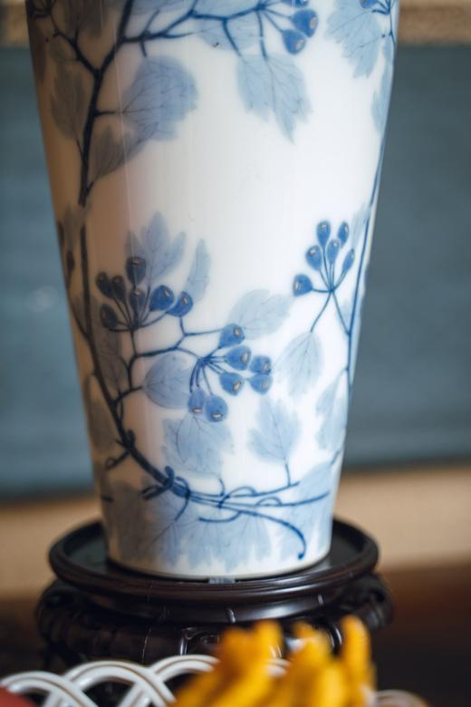 独角鹿西洋古董1903-1904年代新艺术时期法国御窑塞弗尔签名出品手绘自然花枝主题白地蓝釉瓷瓶 商品图5